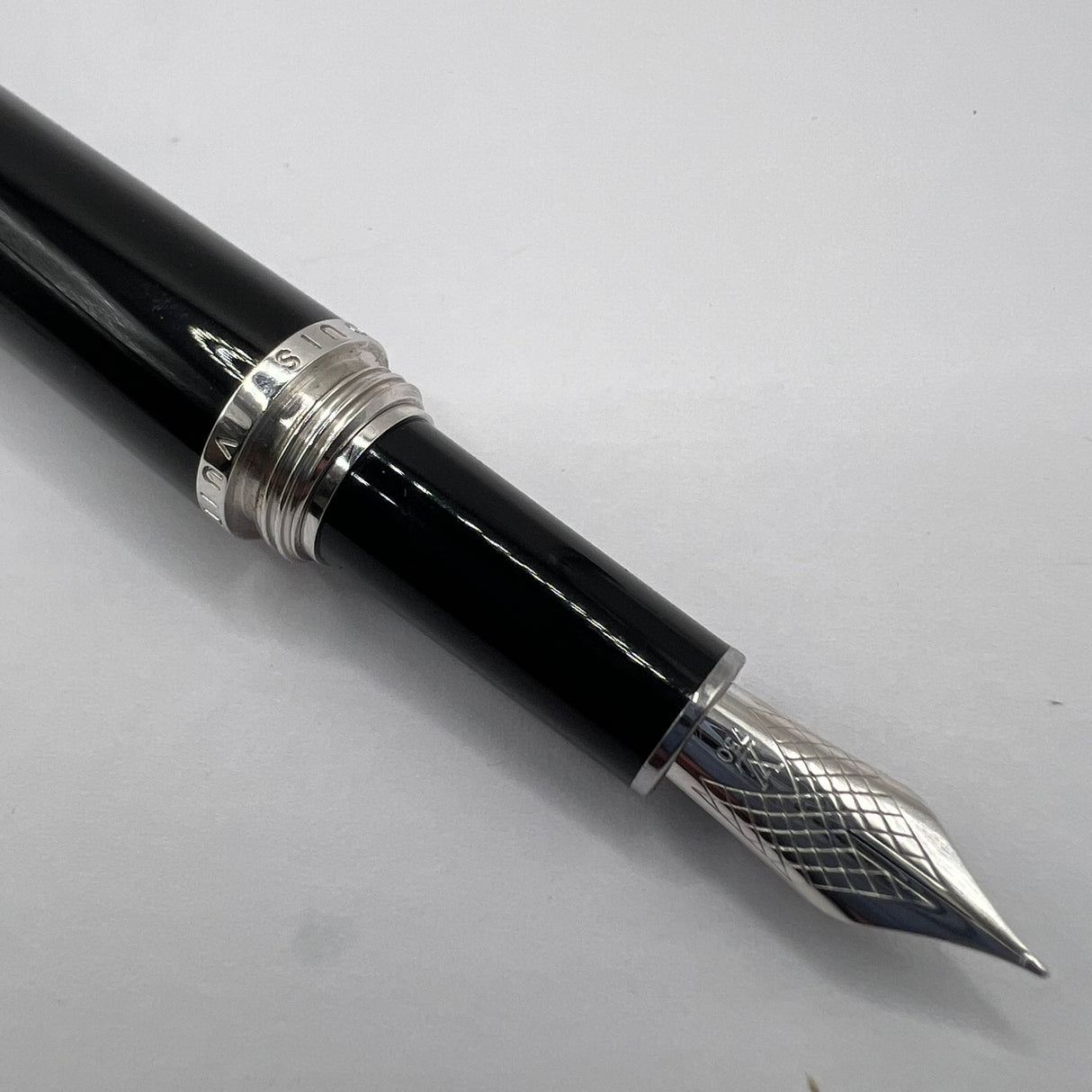 Louis Vuitton Black Lacquer Fountain Pen - Fine 18kt Gold Nib