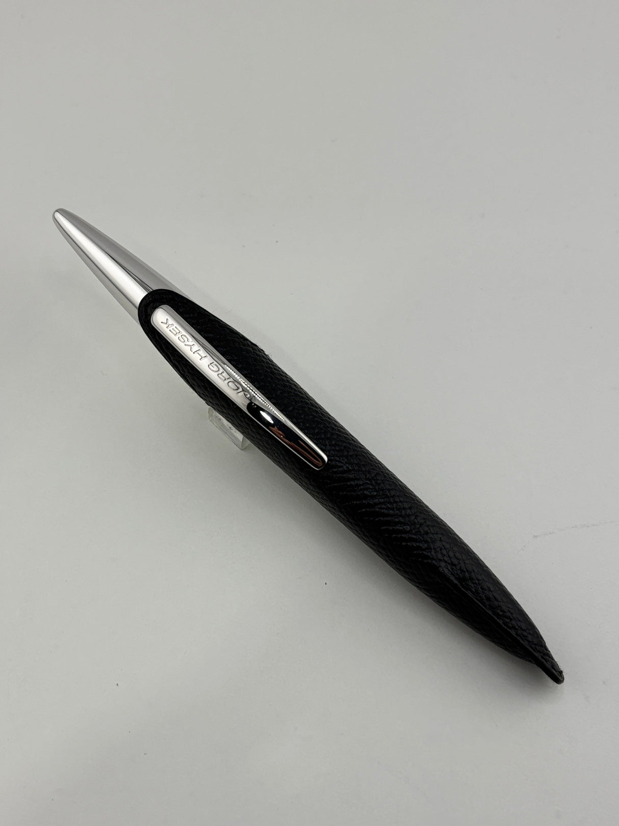 Jorg Hysek Fountain Pen - Carbon Fiber &  Rhodium Plating -  Medium 18kt Gold Nib