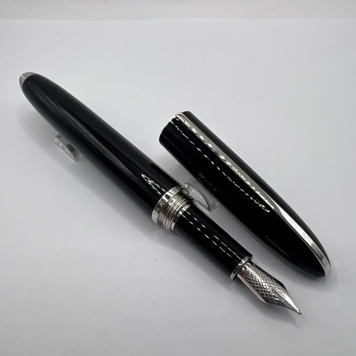 Louis Vuitton Black Lacquer Fountain Pen - Fine 18kt Gold Nib