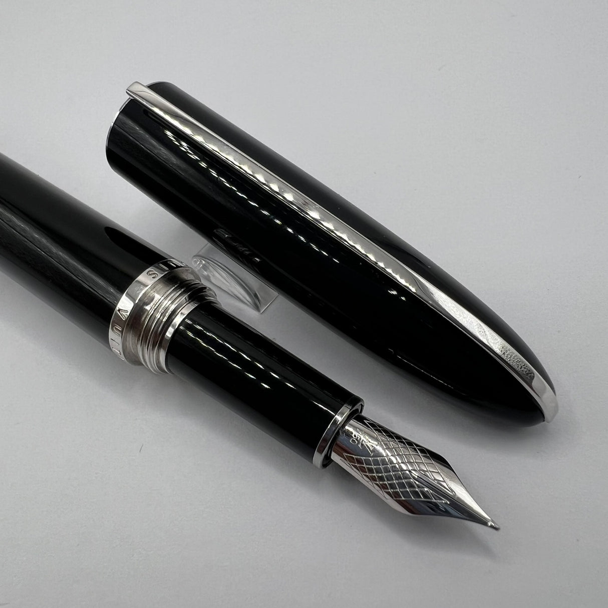 Louis Vuitton Black Lacquer Fountain Pen - Fine 18kt Gold Nib