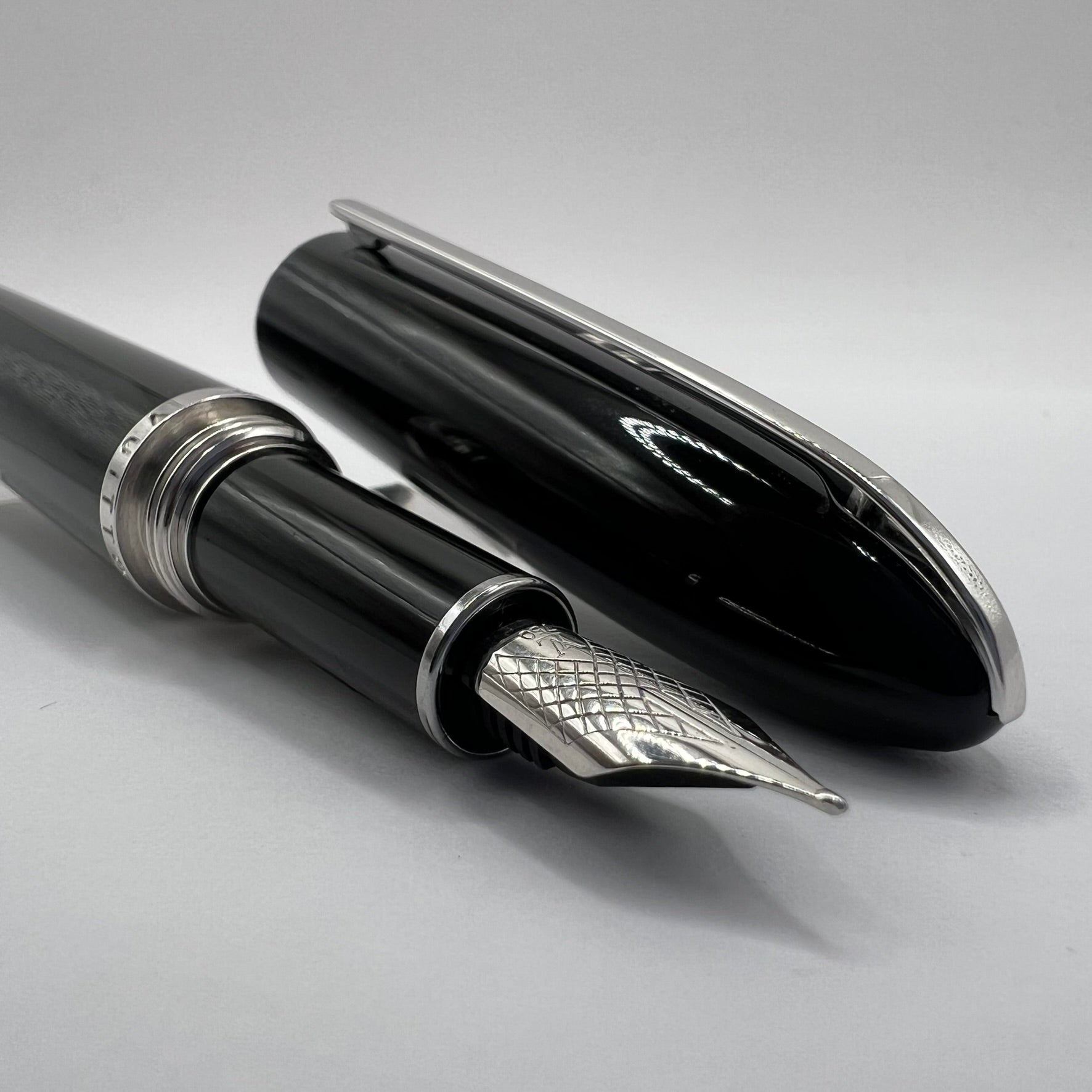 Louis Vuitton Black Lacquer Fountain Pen - Fine 18kt Gold Nib