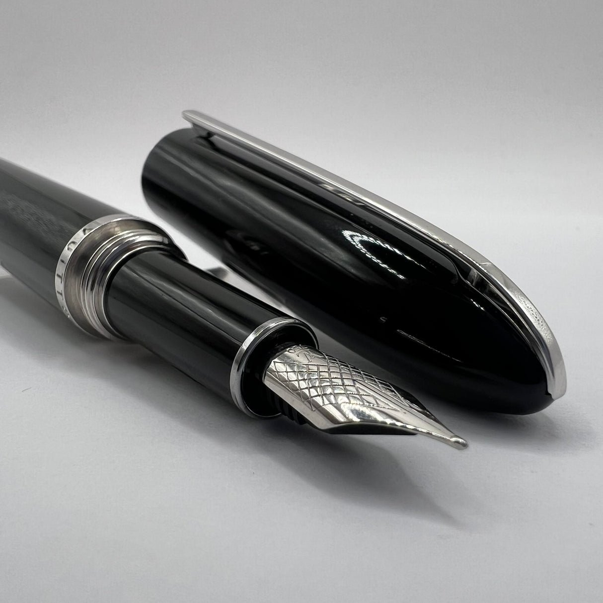 Louis Vuitton Black Lacquer Fountain Pen - Fine 18kt Gold Nib