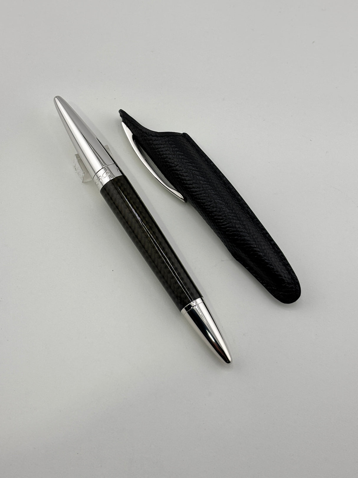 Jorg Hysek Fountain Pen - Carbon Fiber &  Rhodium Plating -  Medium 18kt Gold Nib