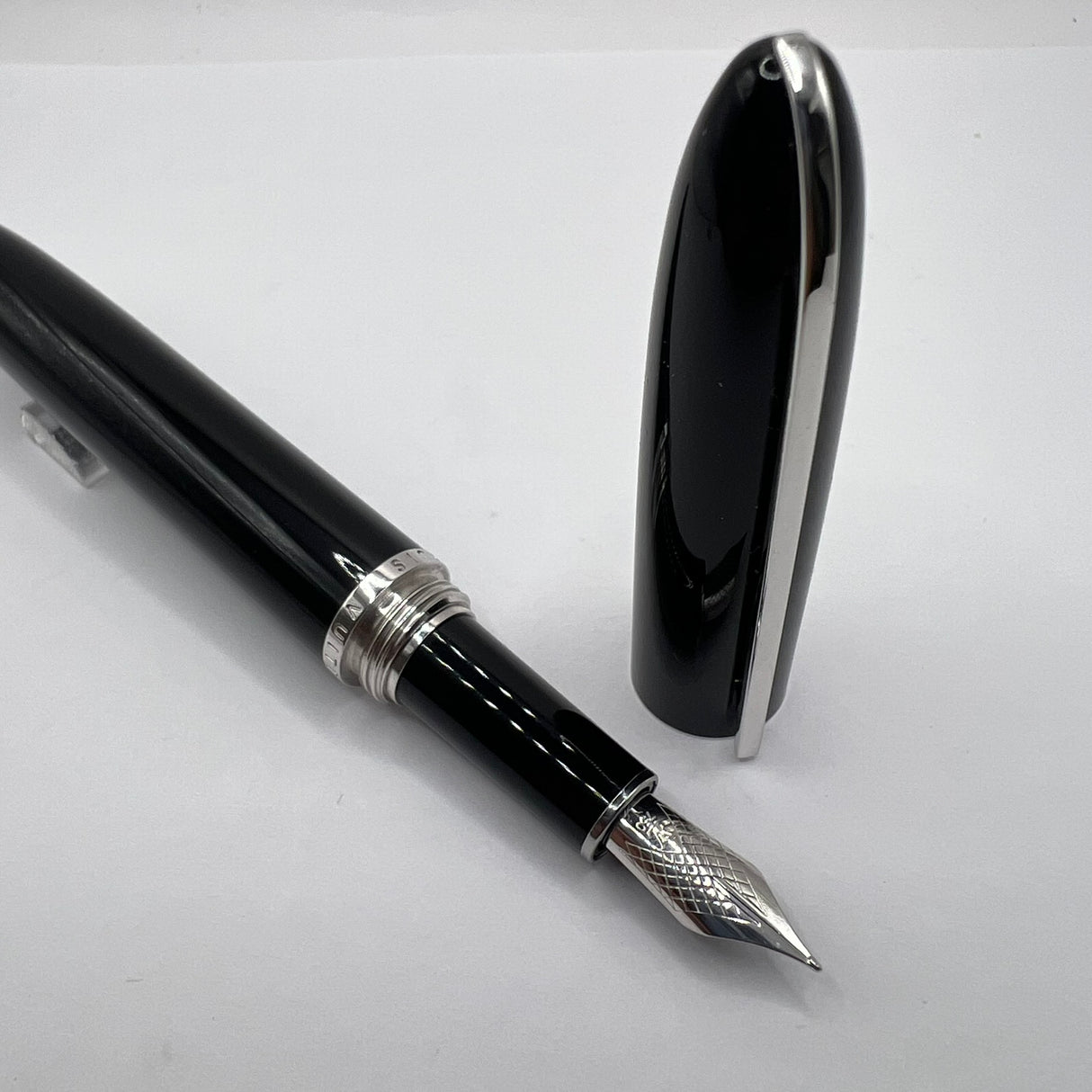 Louis Vuitton Black Lacquer Fountain Pen - Fine 18kt Gold Nib