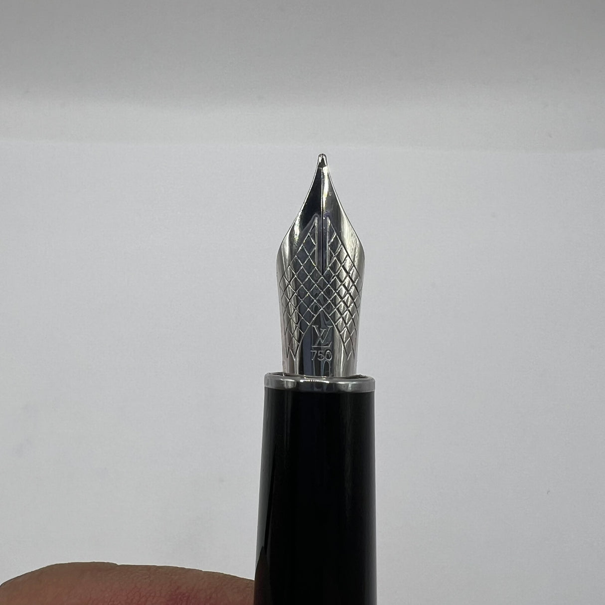 Louis Vuitton Black Lacquer Fountain Pen - Fine 18kt Gold Nib