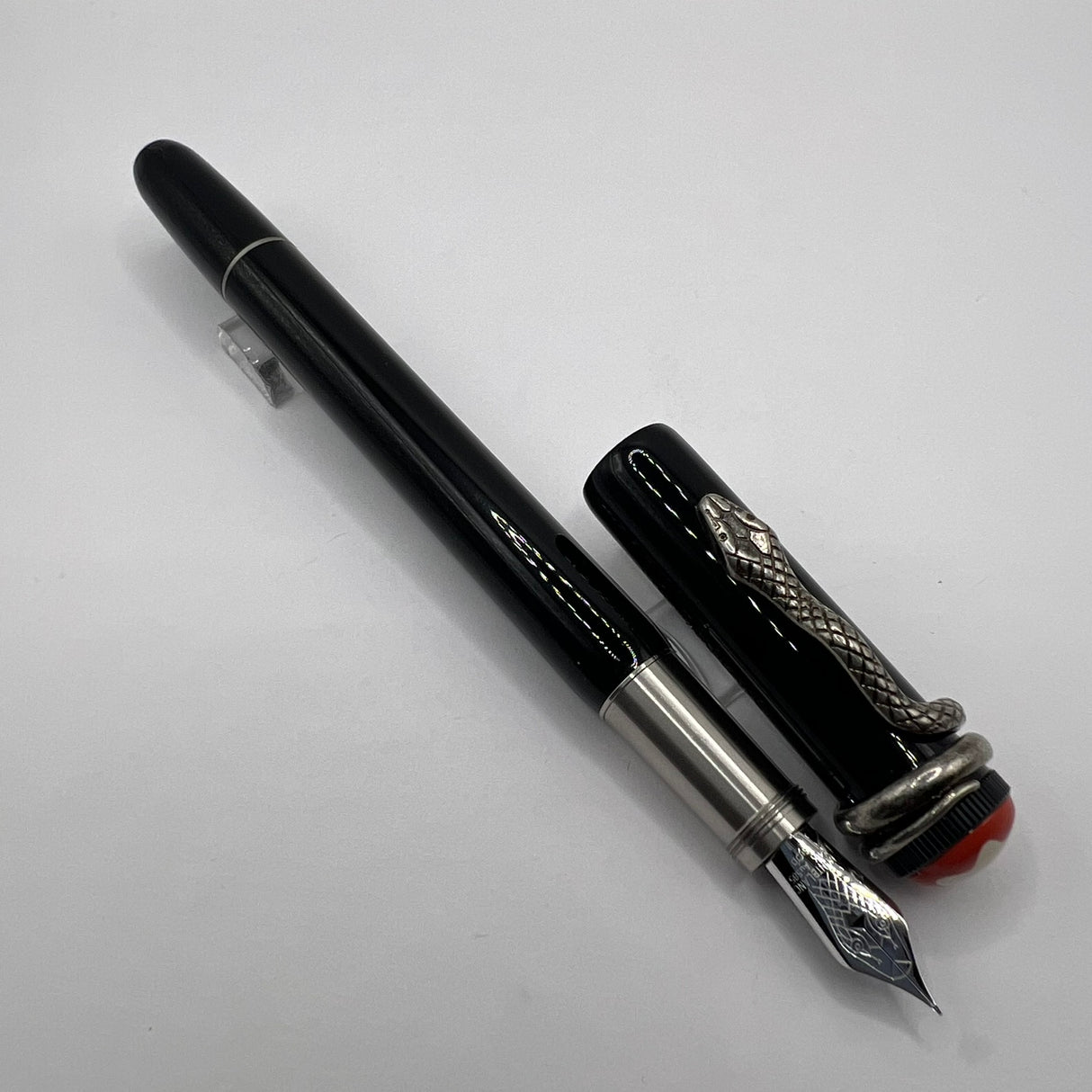 Montblanc Heritage Rouge Et Noir Black Fountain Pen  - Fine 14kt Gold Nib