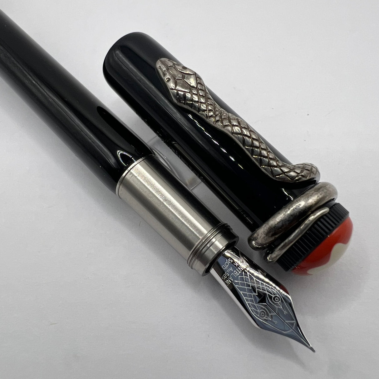 Montblanc Heritage Rouge Et Noir Black Fountain Pen  - Fine 14kt Gold Nib