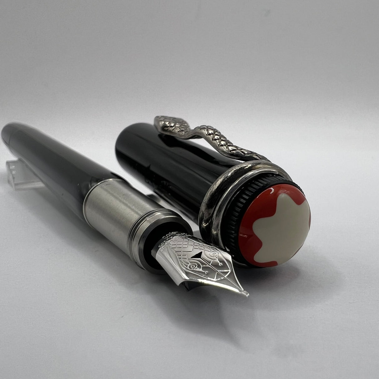 Montblanc Heritage Rouge Et Noir Black Fountain Pen  - Fine 14kt Gold Nib