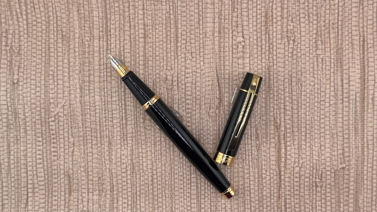 Sheaffer 300 Glossy Black with Gold-Tone Trim - Fountain Pen