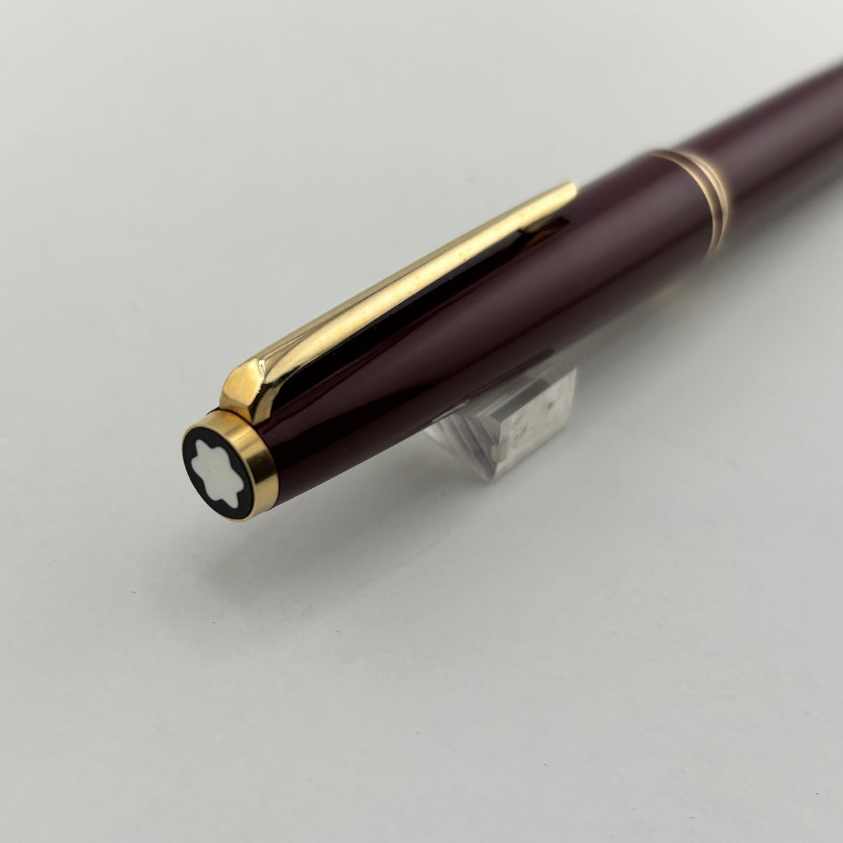 Montblanc Classic Bordeaux Resin Fountain Pen  - Fine 14 Kt Gold Nib