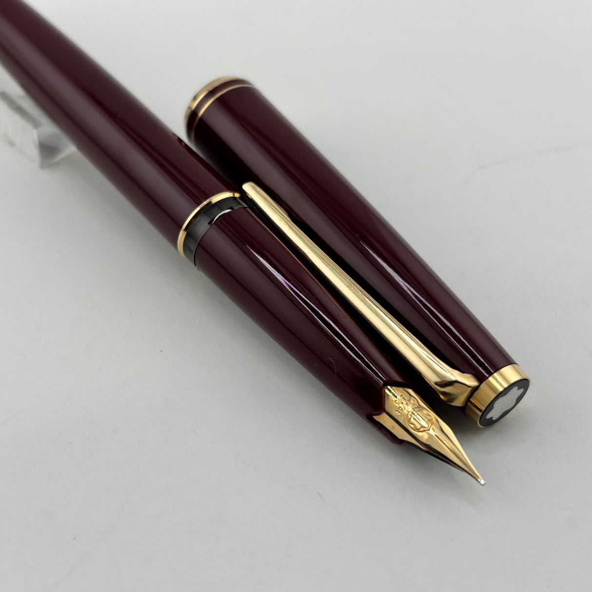Montblanc Classic Bordeaux Resin Fountain Pen  - Fine 14 Kt Gold Nib