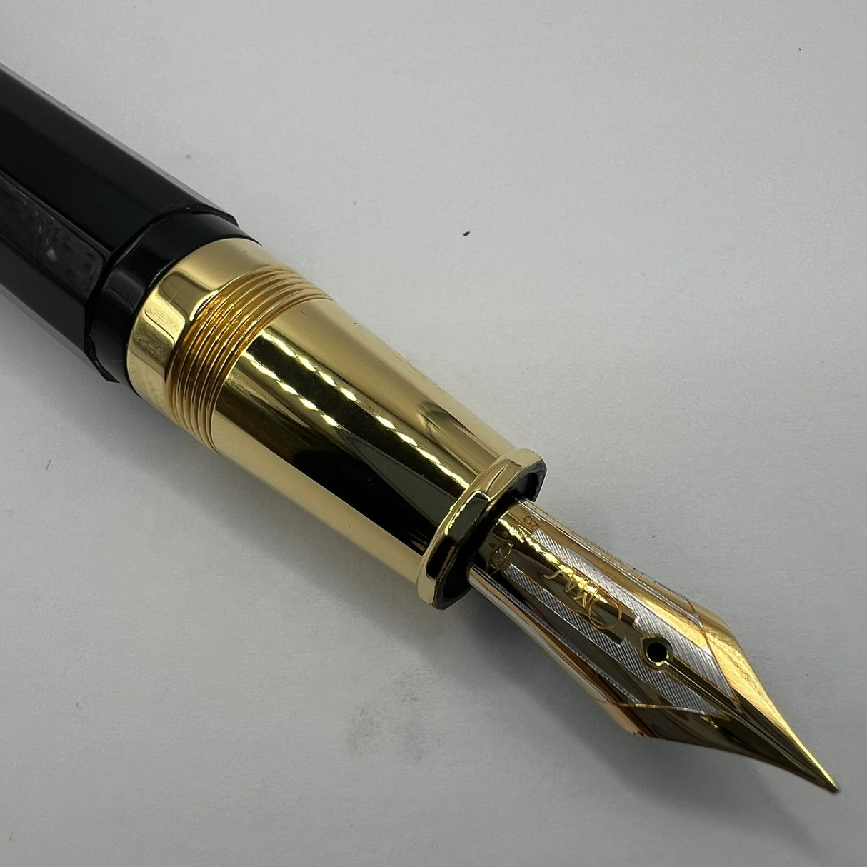 OMAS Arte Italiana Oversized Black Paragon Fountain Pen - Medium 18kt Gold Nib