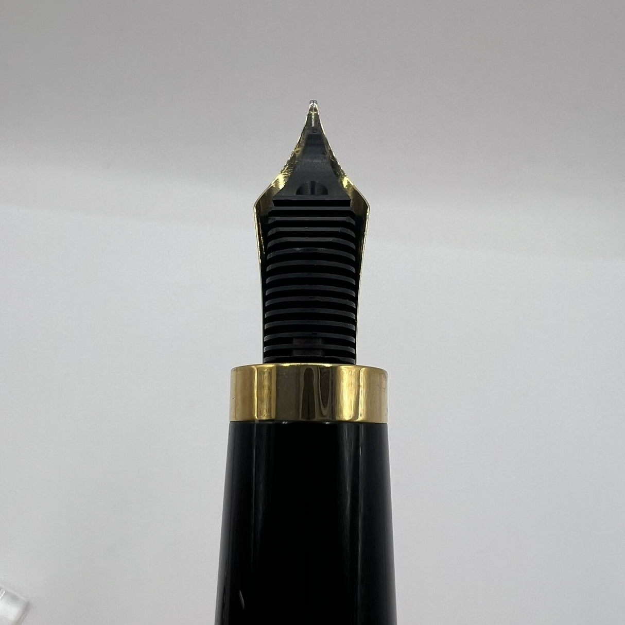 Montblanc William Shakespeare Writer Series Limited Edition Fountain Pen  - Fine 18kt Gold Nib