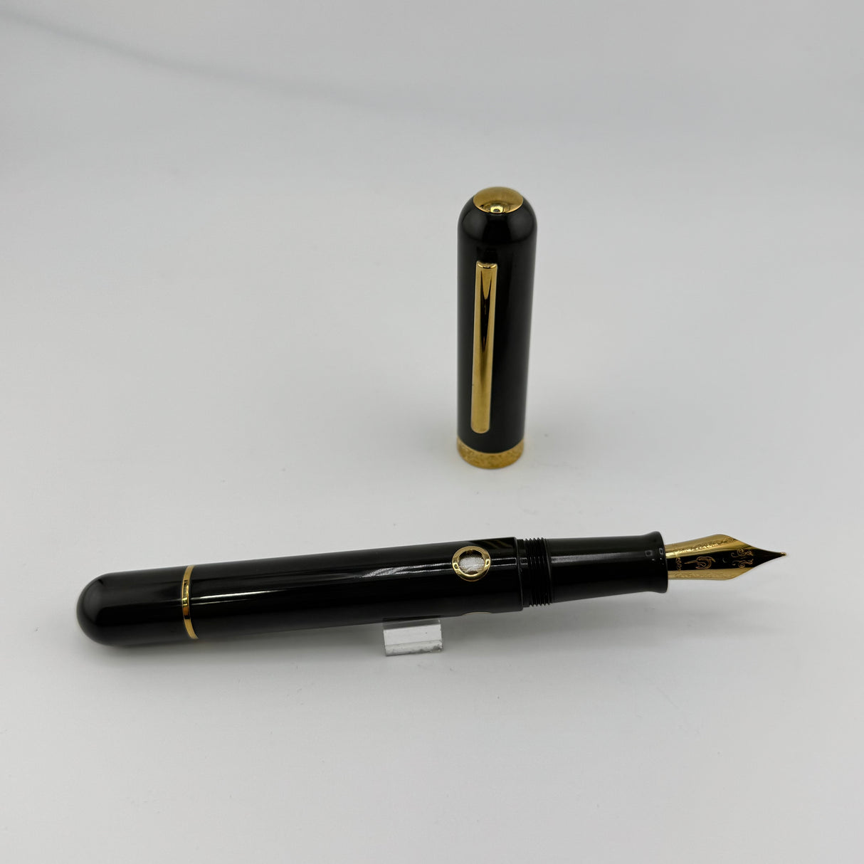 Nahvalur Nautilus Aubergine Ebonite gold trim  - Fountain Pen