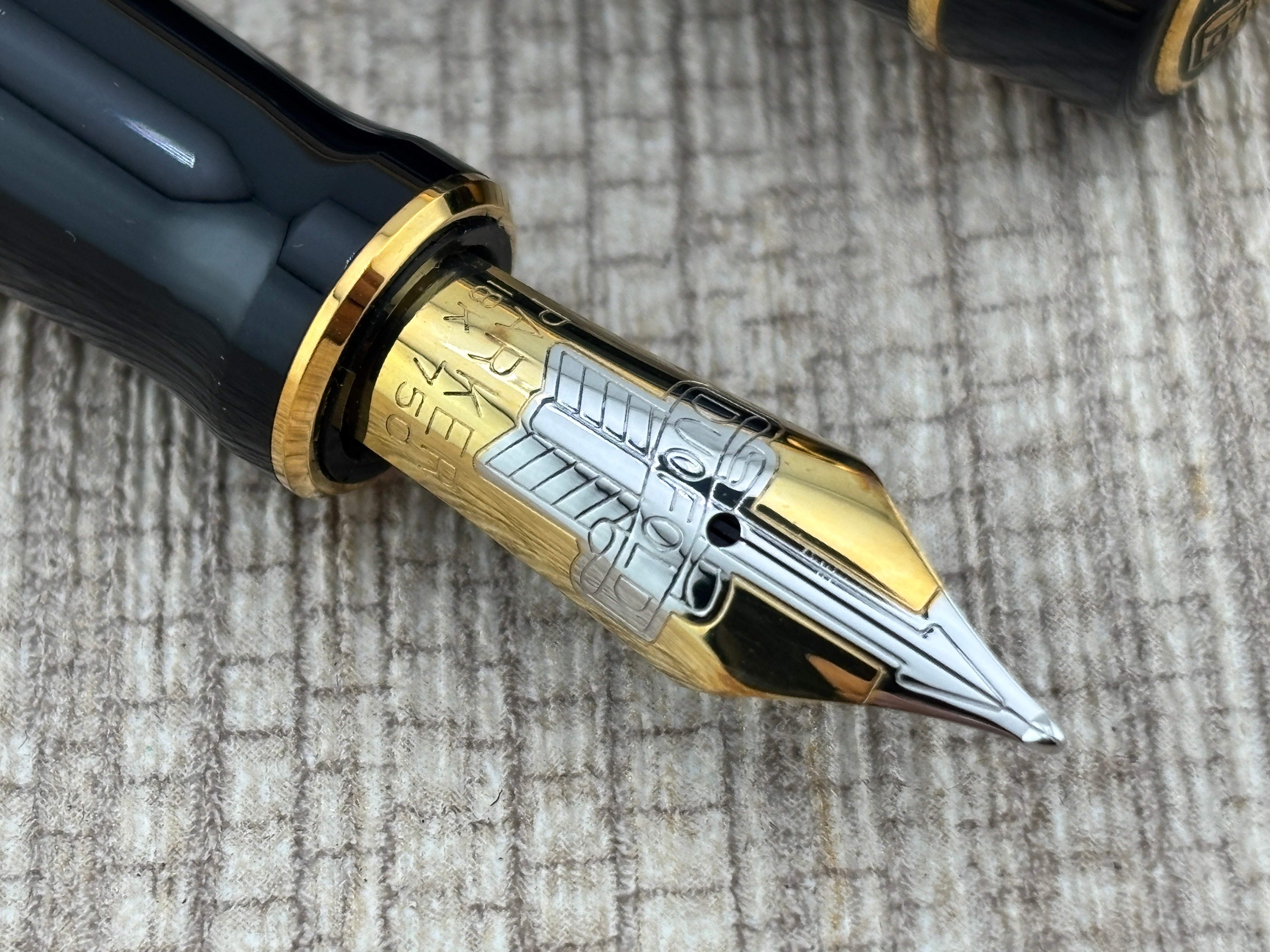 Parker DuoFold Centennial 万年筆 Parker Duofold Centennial (Largest Size) Black Gold-Plated Trim