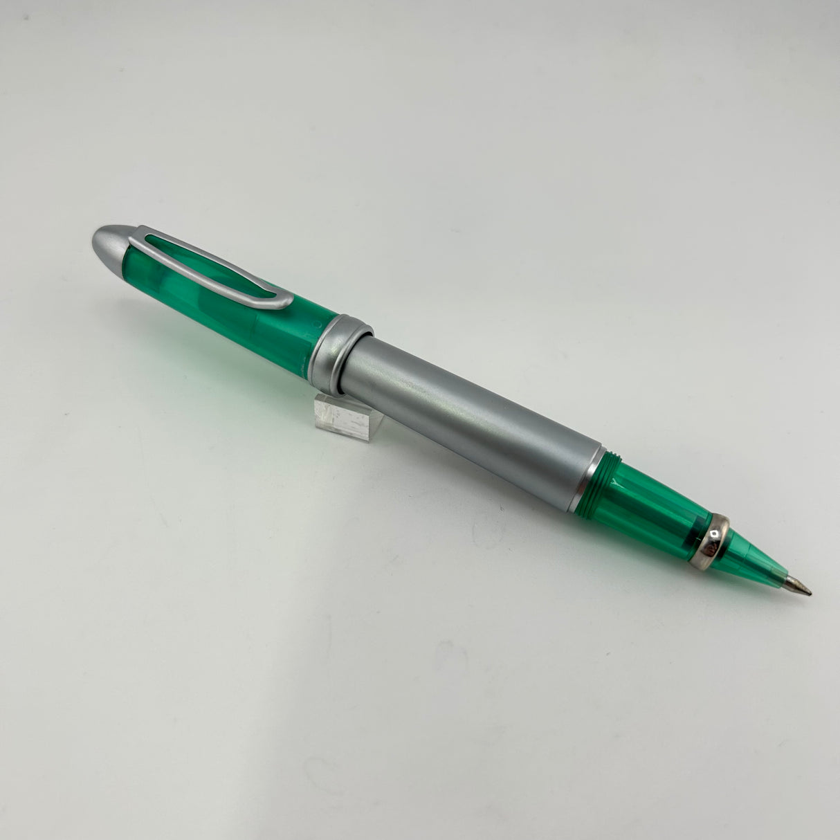 Itoya Silver and Green Demo cap - Roller ball