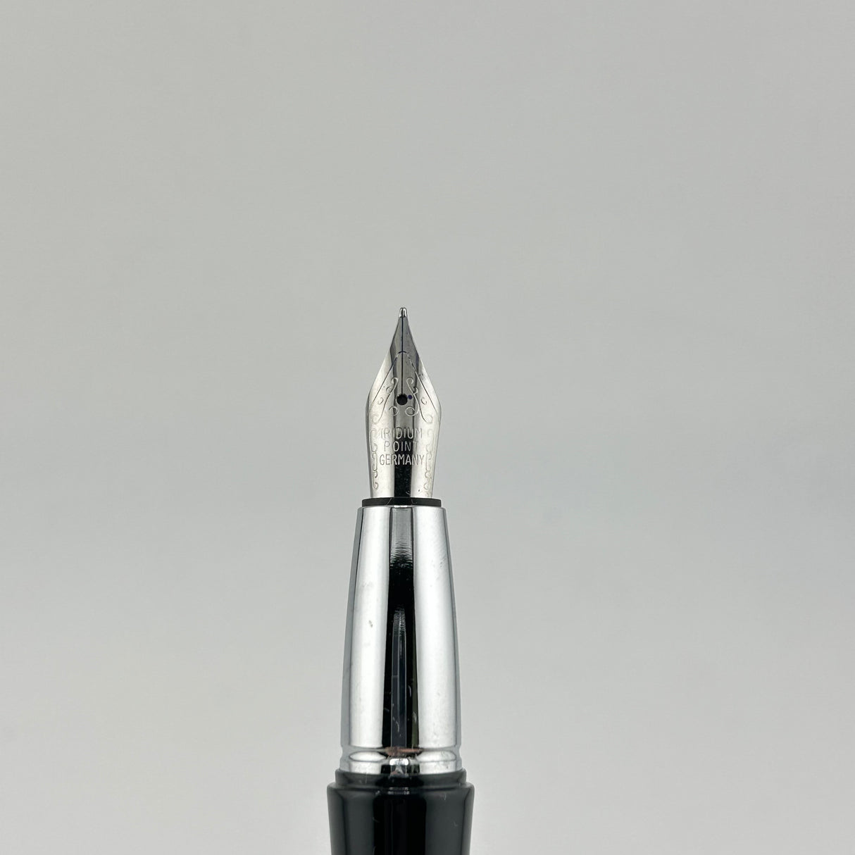 Fountain Pen Black very interesting design - No name on it - Fountain Pen