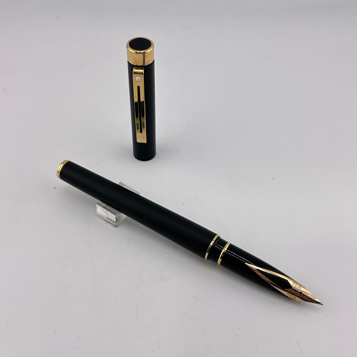 Sheaffer Targa Black Matte Gold nib 14K - Fountain Pen – Fountain