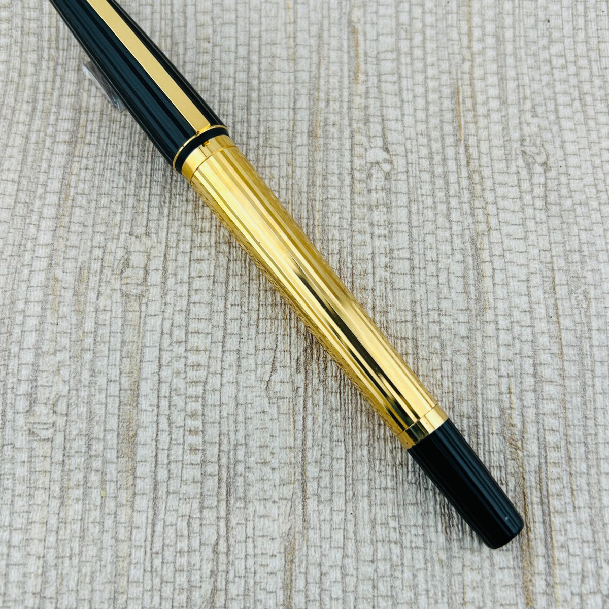 S.T. Dupont St Germain Collection Green Cap Gold Fluted Barrel Gold Nib 18k - Fountain Pen