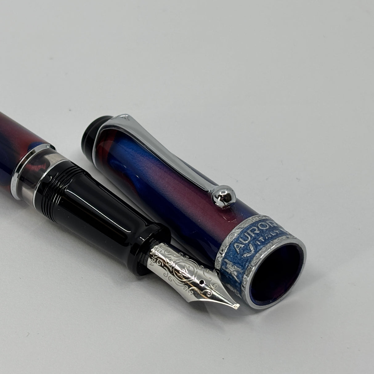 Aurora Optima "America" Limited Edition Fountain Pen - ITALIC Broad Semi-Flex 14kt Gold Nib