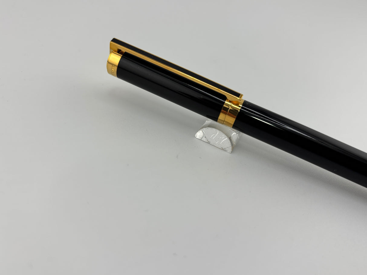 S.T. Dupont Black Laque de Chine Classique Fountain Pen  - Fine 18kt Gold Nib