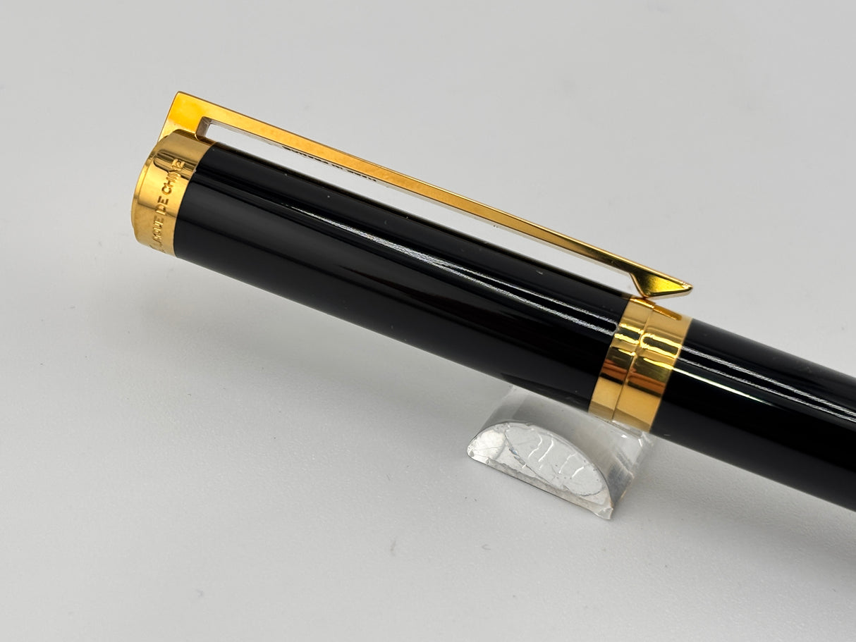 S.T. Dupont Black Laque de Chine Classique Fountain Pen  - Fine 18kt Gold Nib