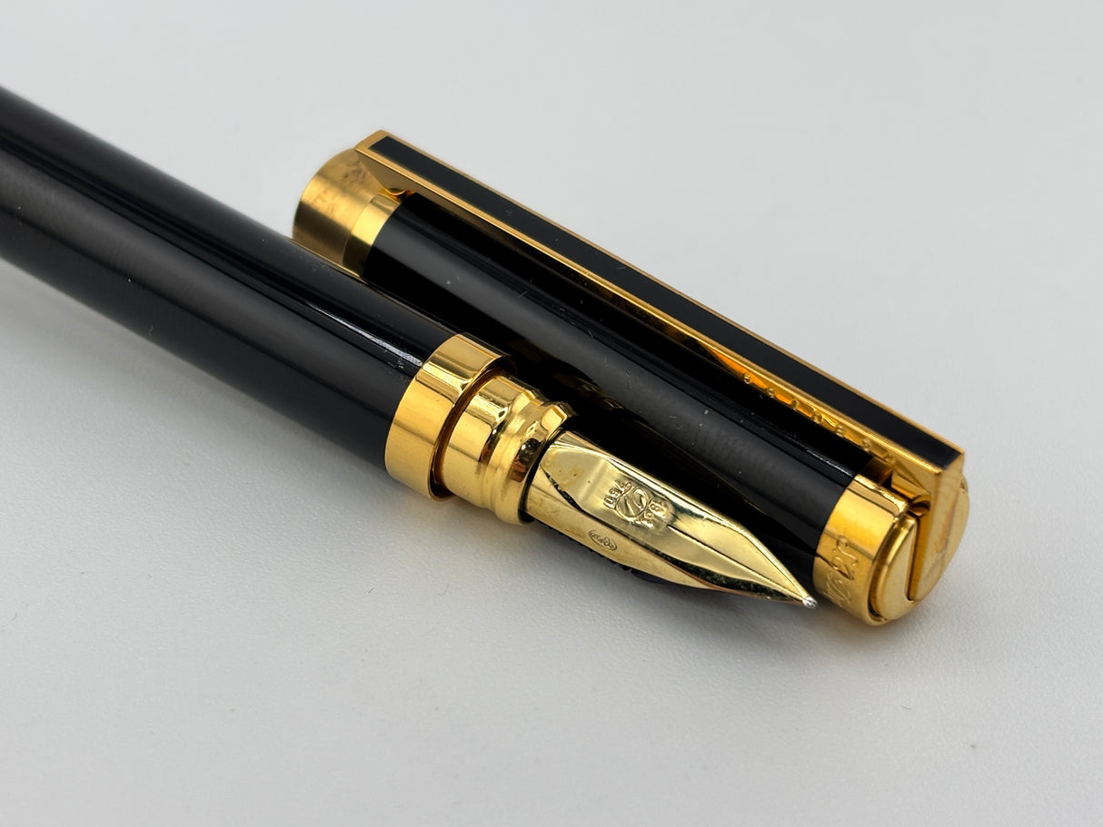 S.T. Dupont Black Laque de Chine Classique Fountain Pen  - Fine 18kt Gold Nib
