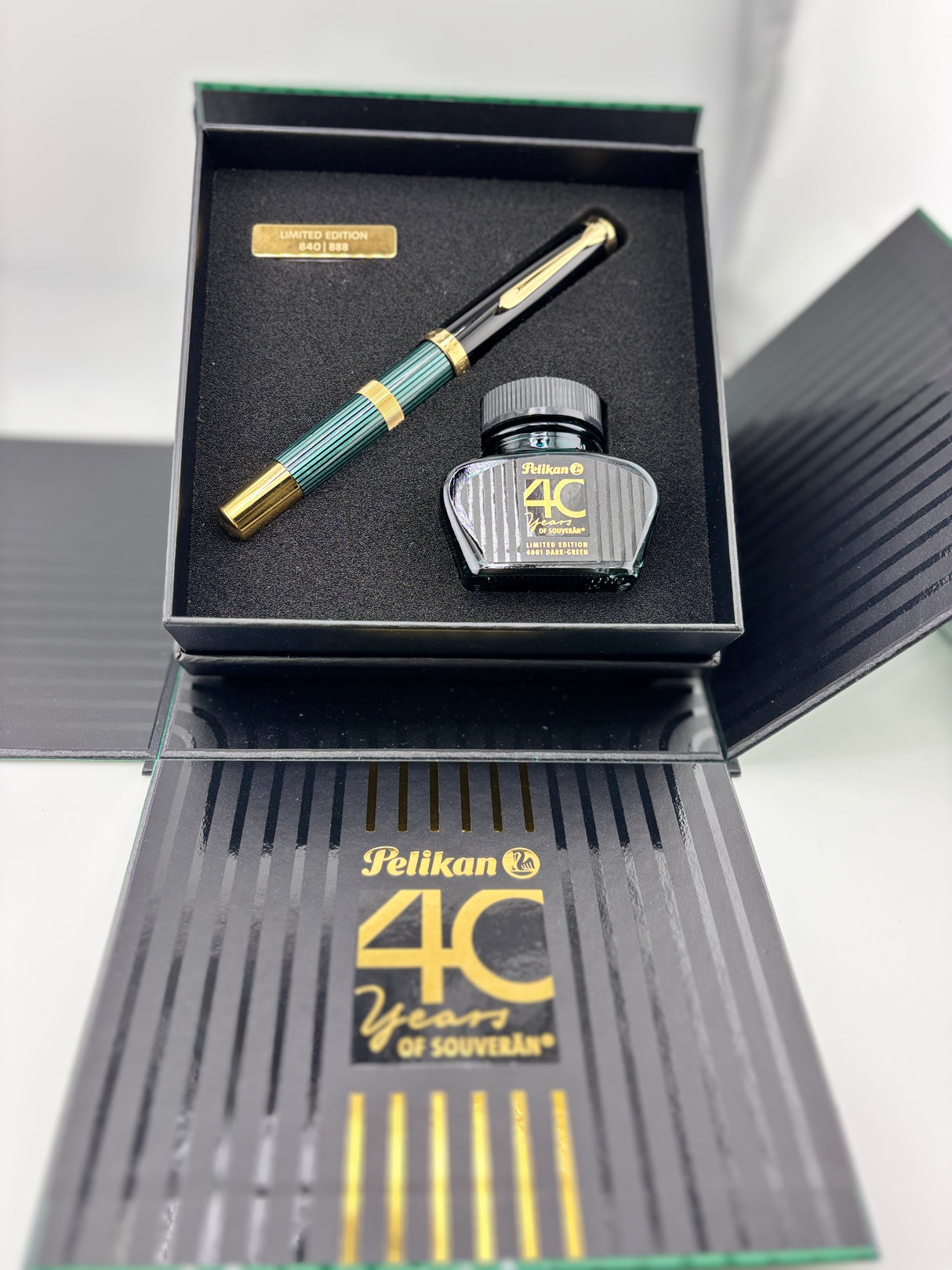 Pelikan Souverän M800 Fountain Pen Celebrating 40 Years of Souverän Limited Edition - Medium 18kt Gold Nib
