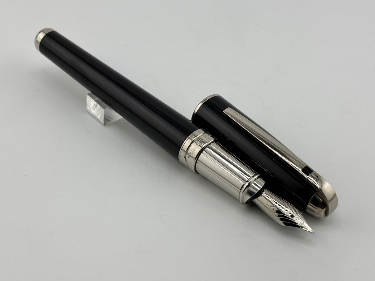 S.T. Dupont Orpheo Extra Large Black Laque de Chine  Fountain Pen  - Medium 18kt Gold Nib