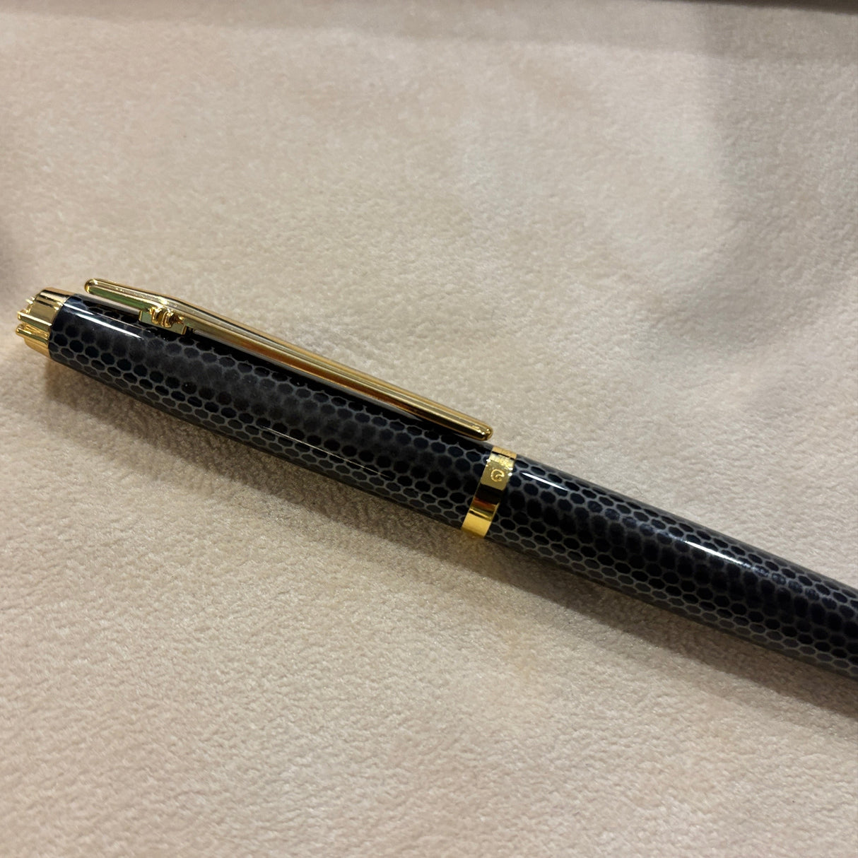 Elysee Chinese Lacquer En Vogue Grey "Cobra" - Medium 18kt Gold Nib