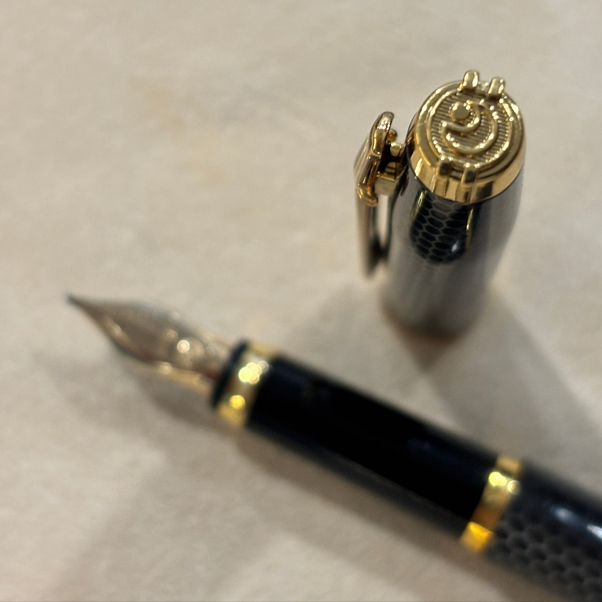 Elysee Chinese Lacquer En Vogue Grey "Cobra" - Medium 18kt Gold Nib