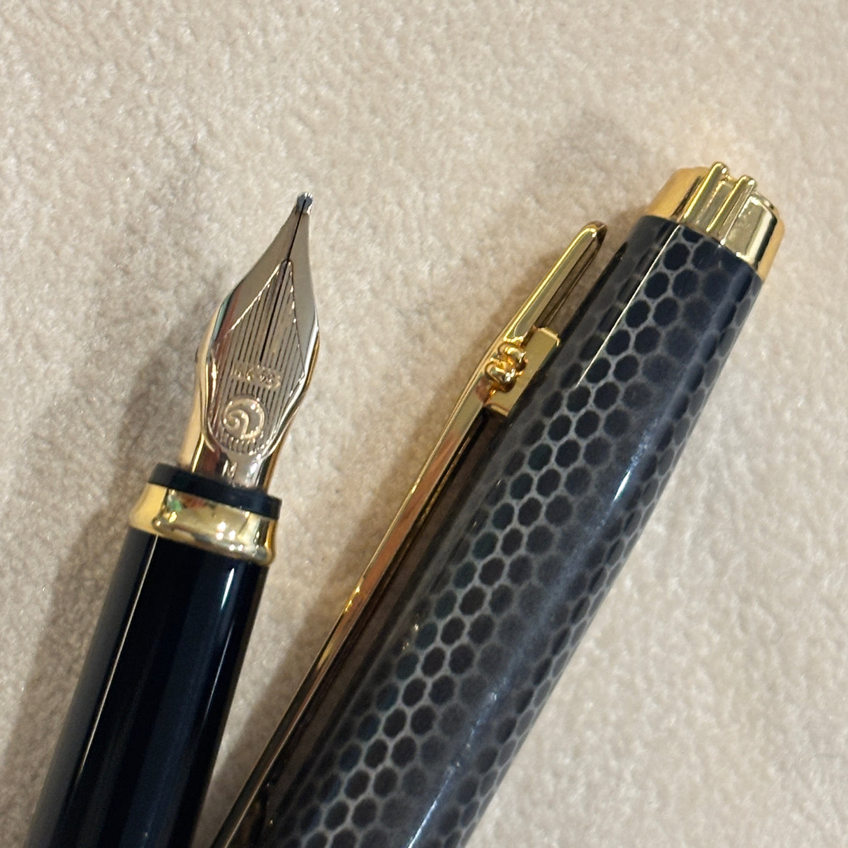 Elysee Chinese Lacquer En Vogue Grey "Cobra" - Medium 18kt Gold Nib