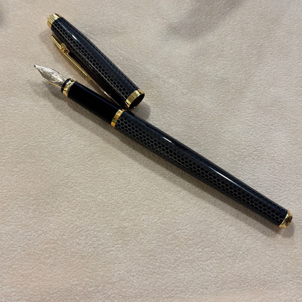 Elysee Chinese Lacquer En Vogue Grey "Cobra" - Medium 18kt Gold Nib