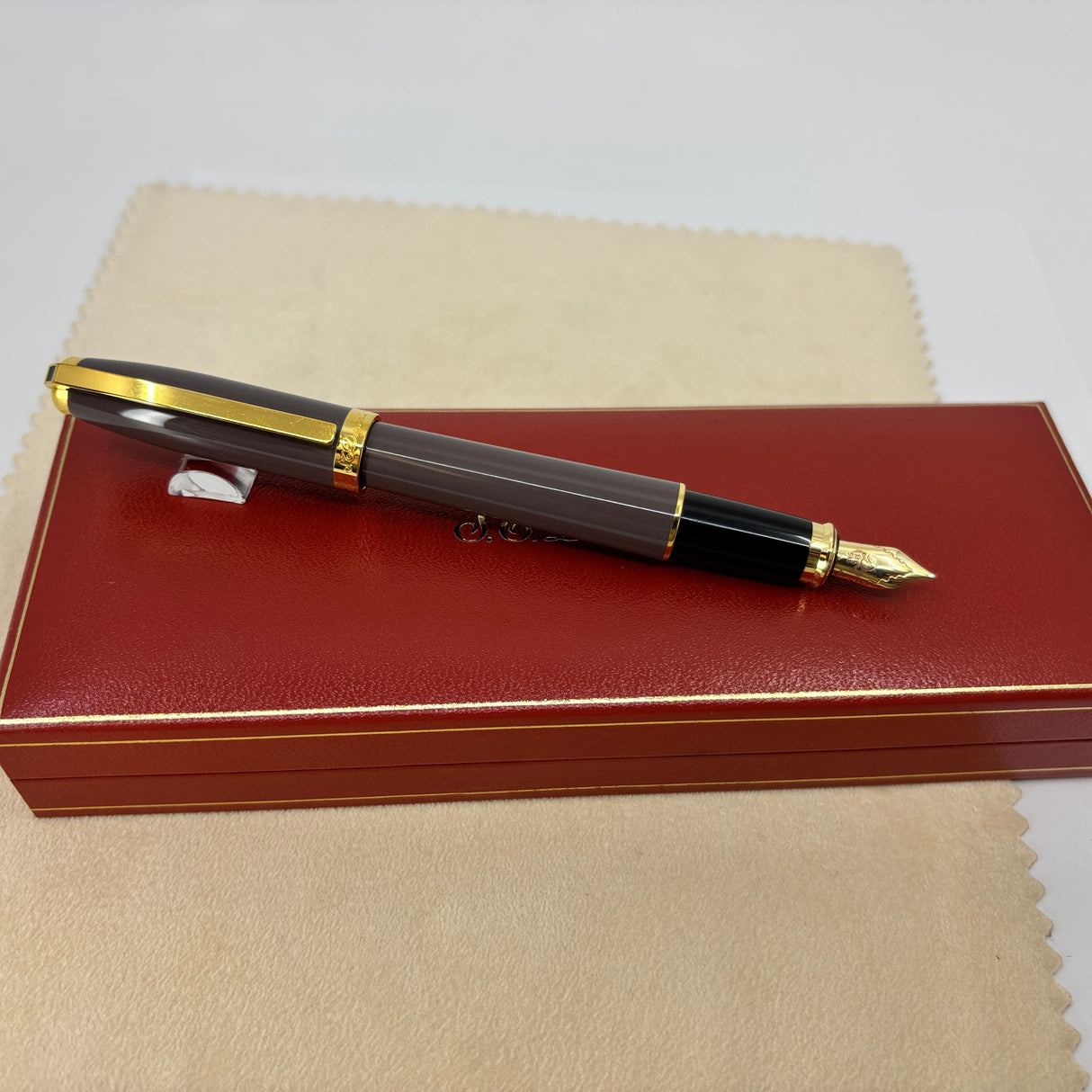 ST Dupont Fidelio light Grey Fountain Pen - Circa 2013