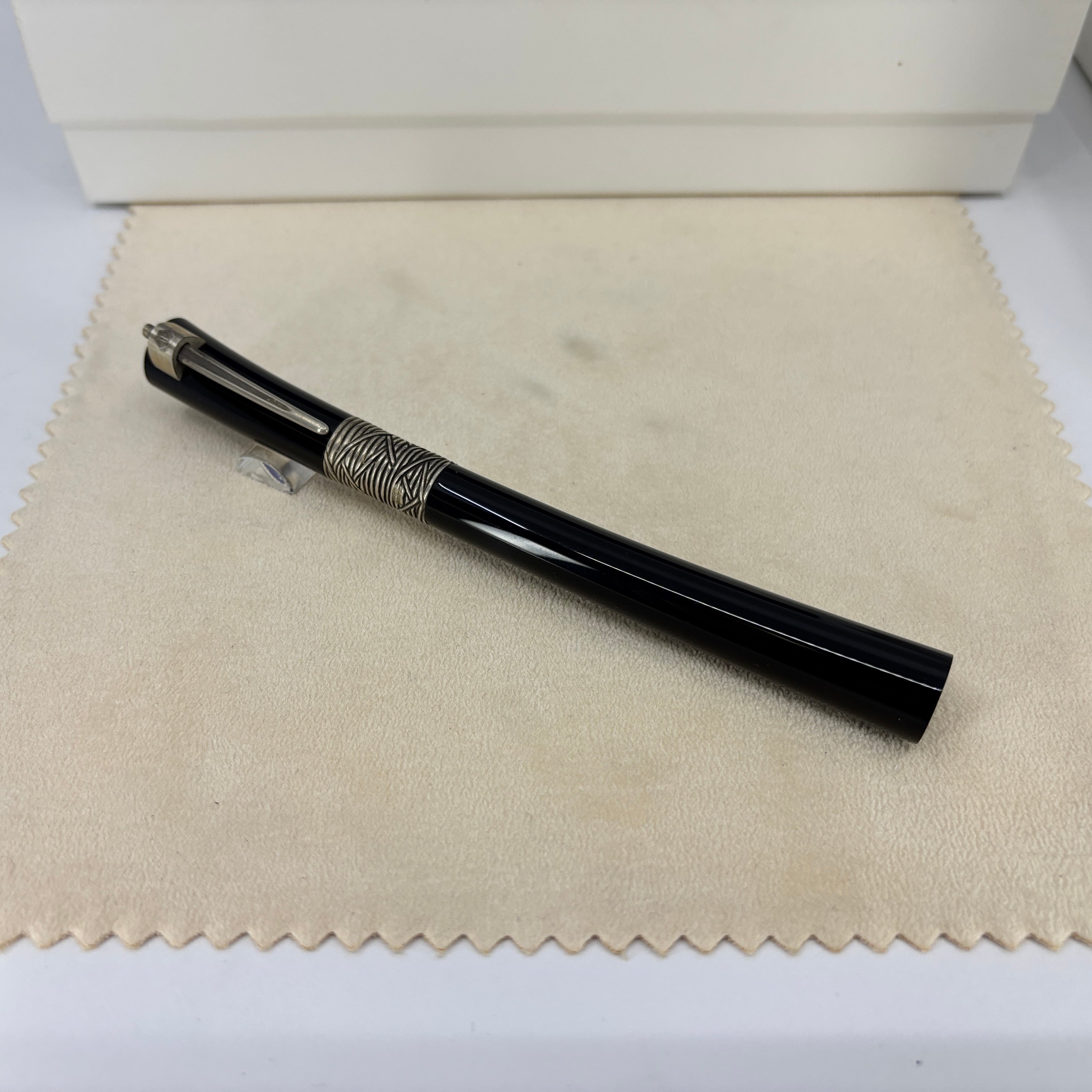 Waterman Serenite Black Fountain Pen - Broad 18kt Gold Nib
