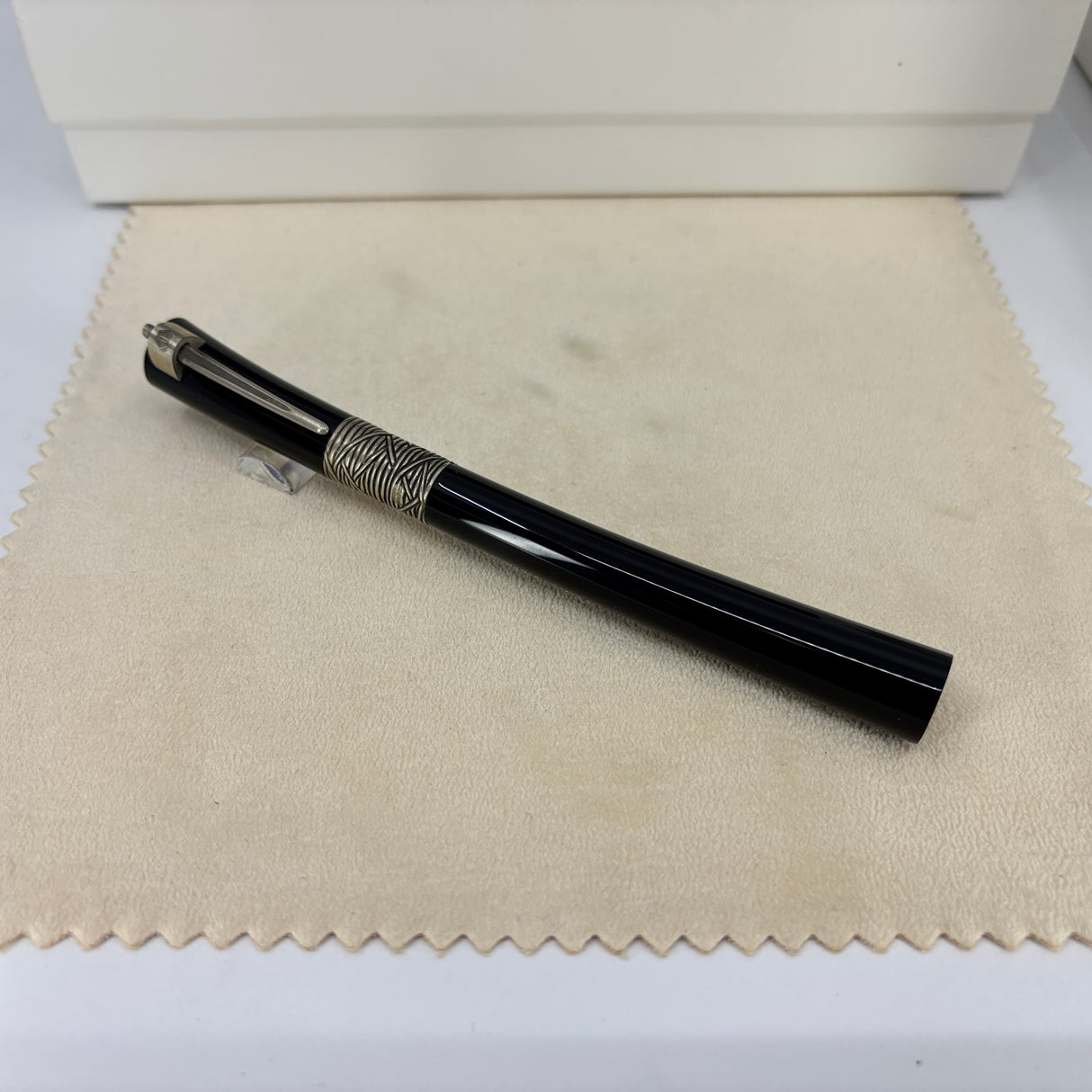 Waterman Serenite Black Fountain Pen -  Broad 18kt Gold Nib
