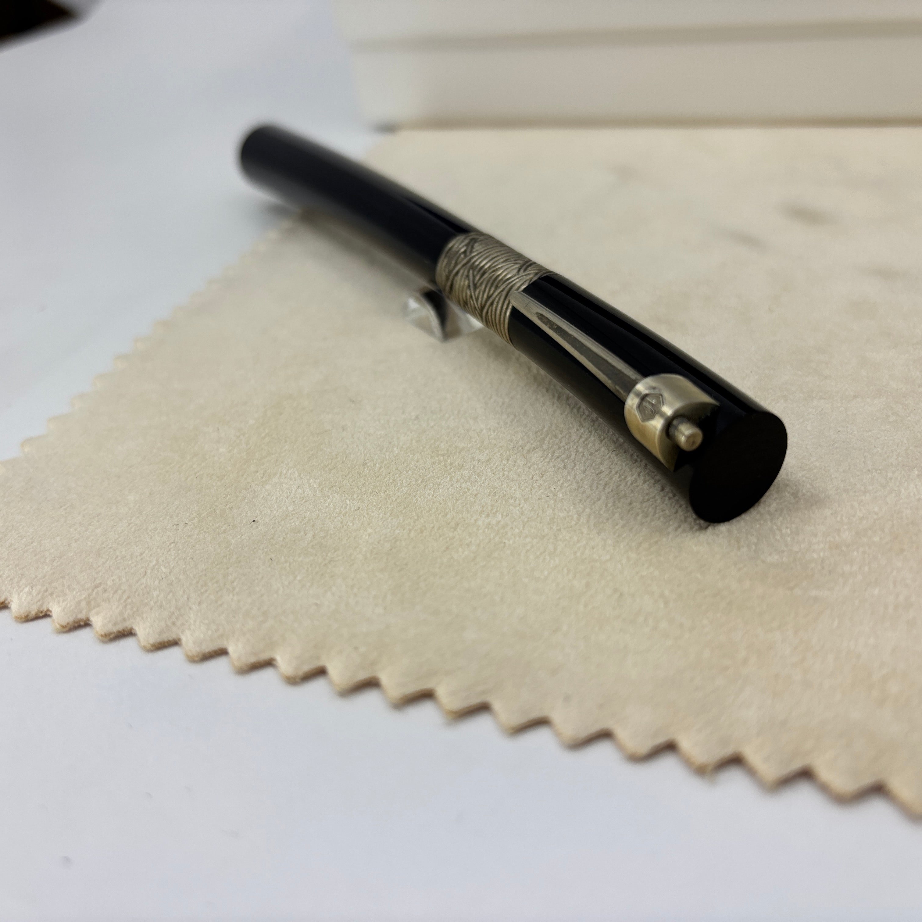 Waterman Serenite Black Fountain Pen - Broad 18kt Gold Nib