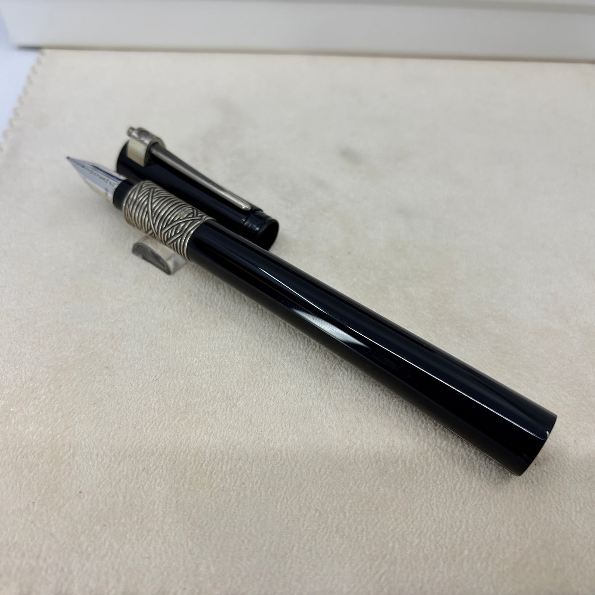 Waterman Serenite Black Fountain Pen -  Broad 18kt Gold Nib