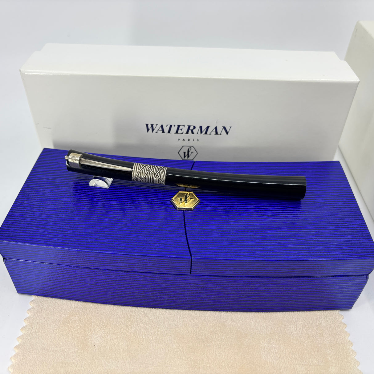 Waterman Serenite Black Fountain Pen -  Broad 18kt Gold Nib