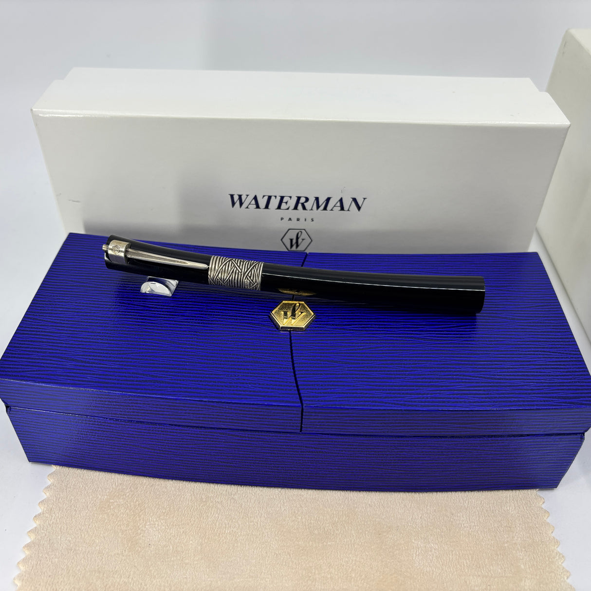 Waterman Serenite Black Fountain Pen -  Broad 18kt Gold Nib