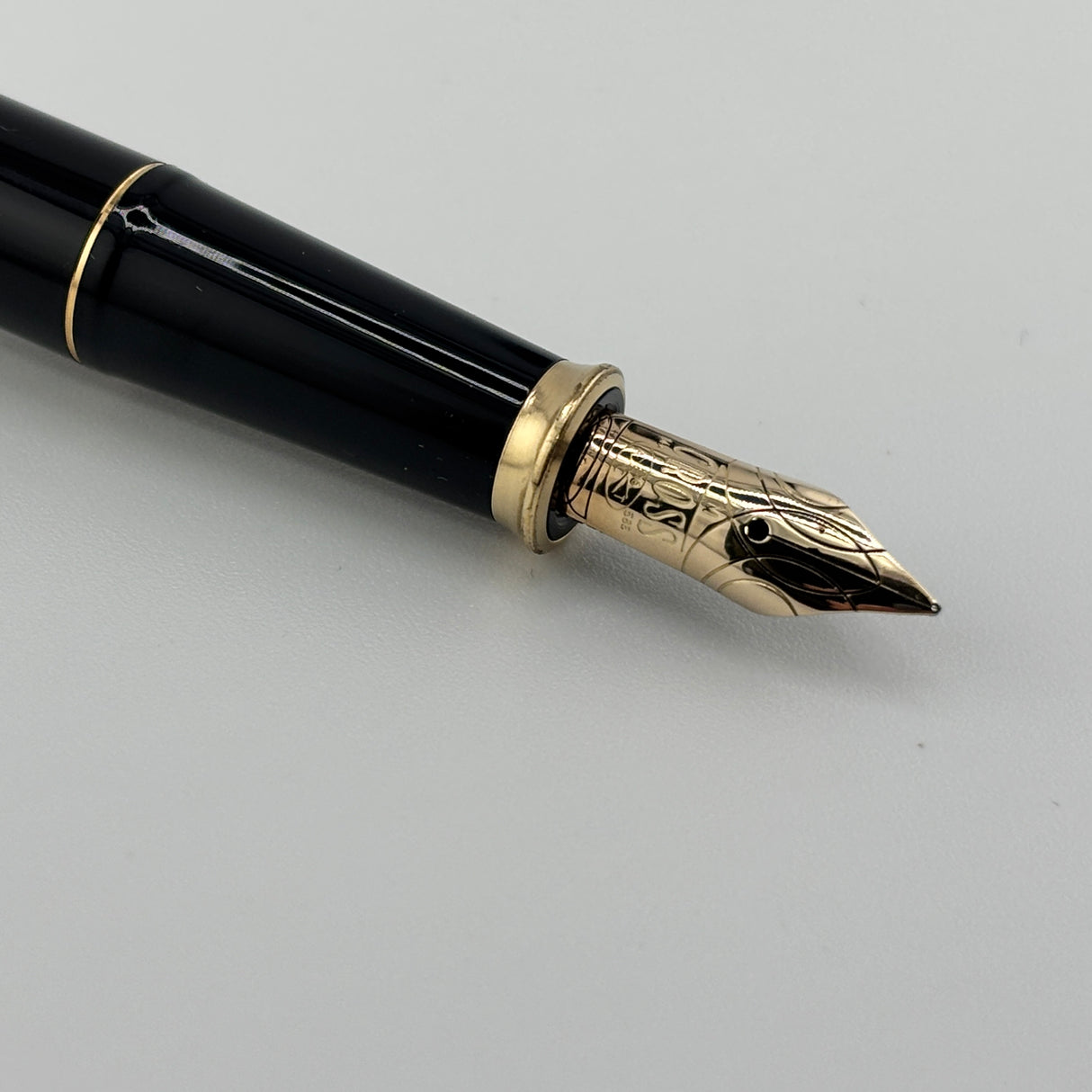 Cross Townsend Black Lacquer Fountain Pen - Made in USA - Medium 14kt Gold  Nib