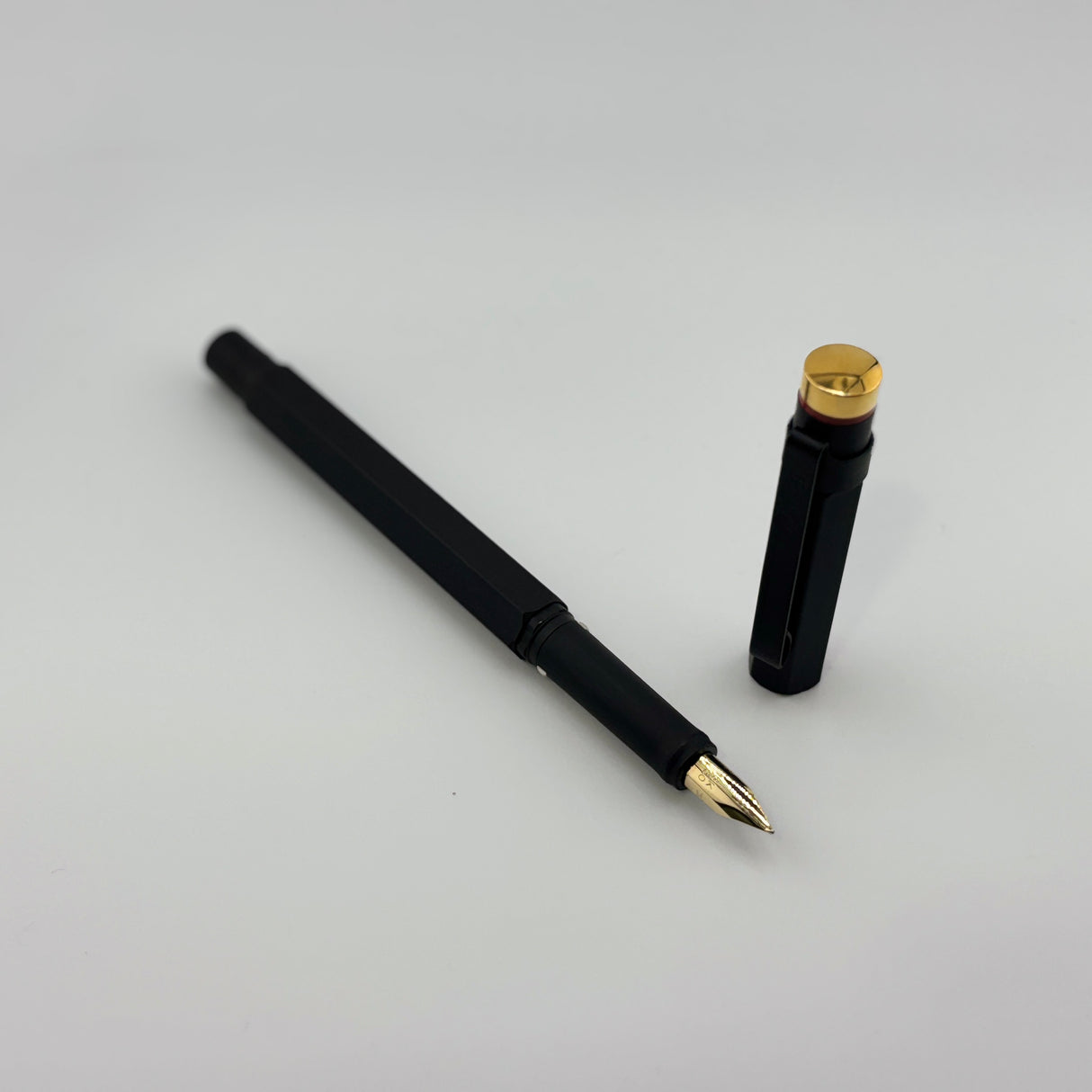 Rotring #600 Gold Black Metal Fountain Pen - Medium 14kt Gold Nib