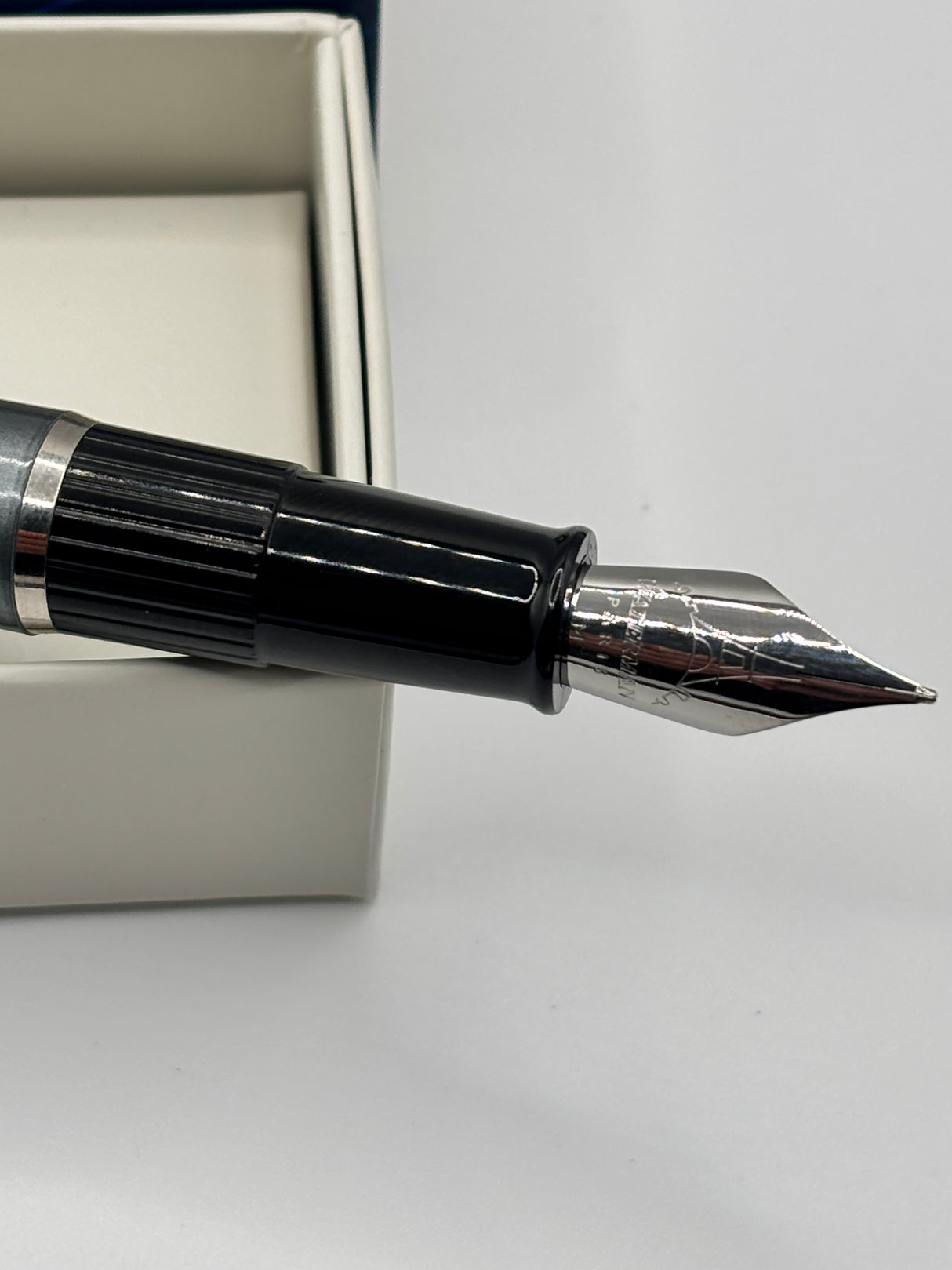 Waterman Hemisphere Chrome cap / Grey Barrel  - Fountain Pen