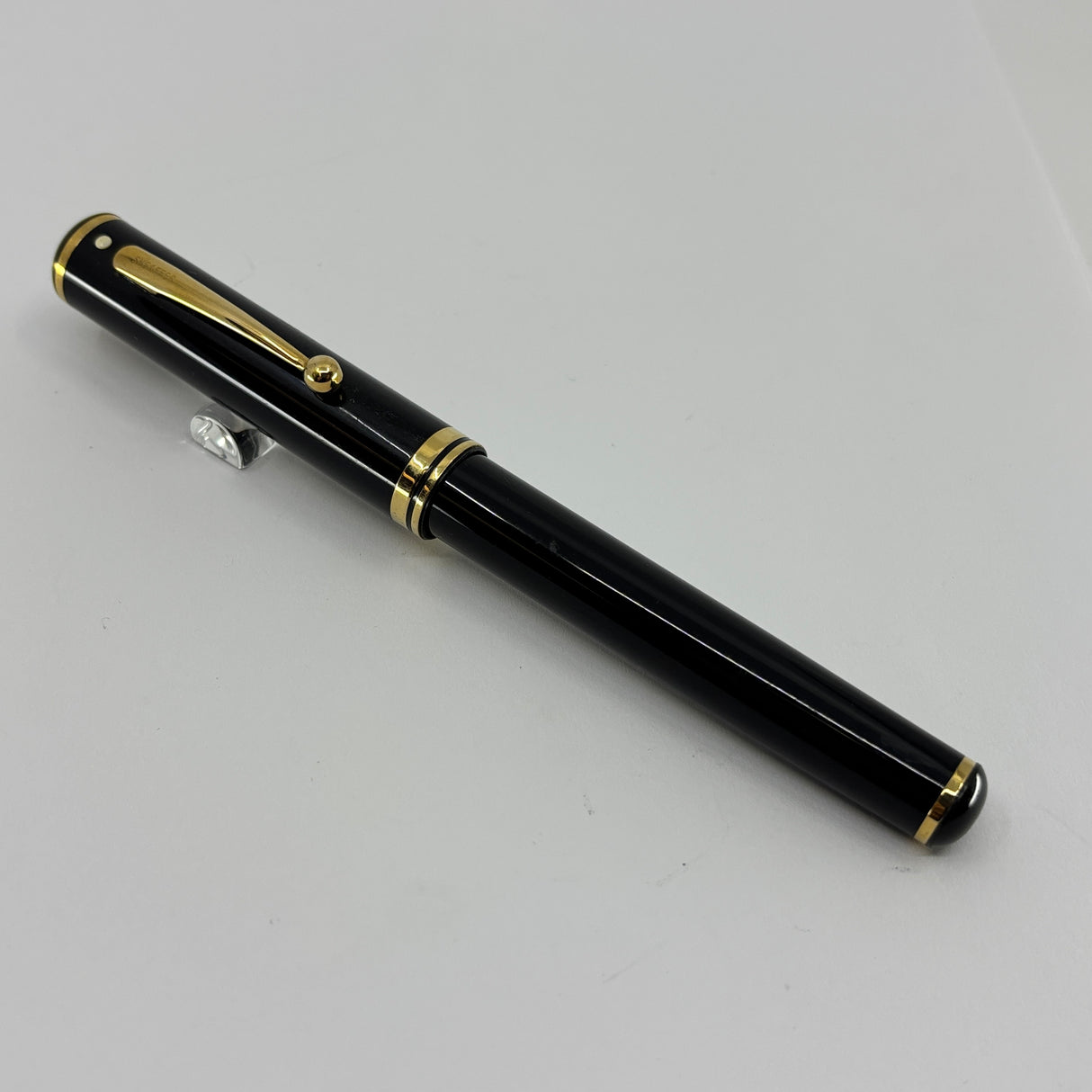 Sheaffer Connaisseur Black Fountain Pen - Fine 18kt Gold  Nib