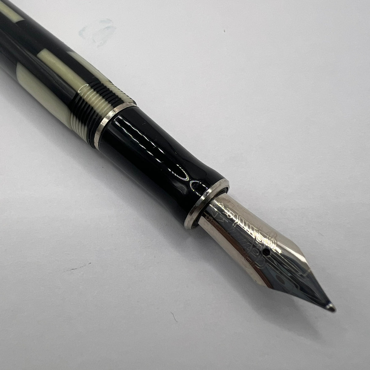 Parker Duofold Black Mosaic International Fountain Pen   -  Medium 18kt Gold Nib