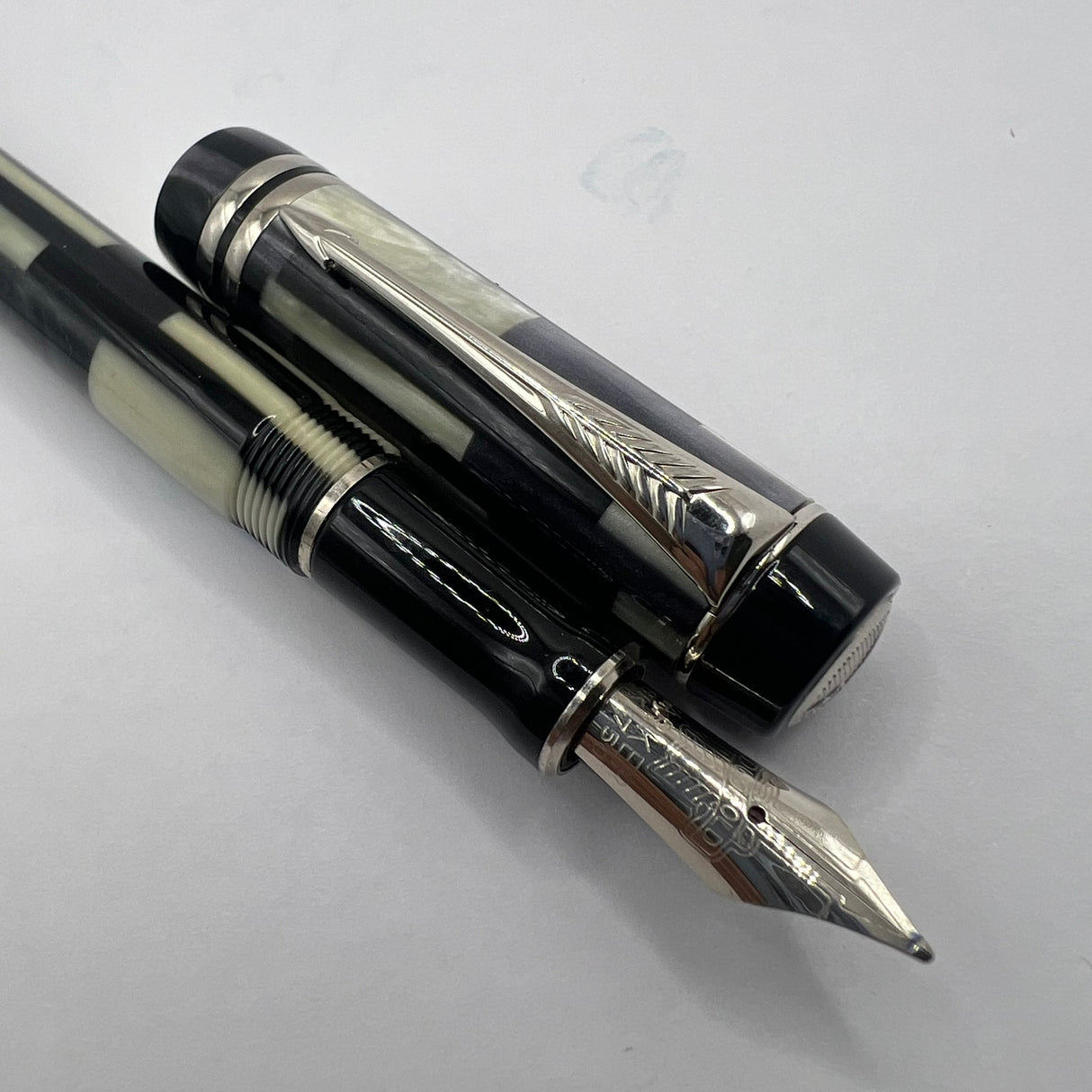 Parker Duofold Black Mosaic International Fountain Pen   -  Medium 18kt Gold Nib