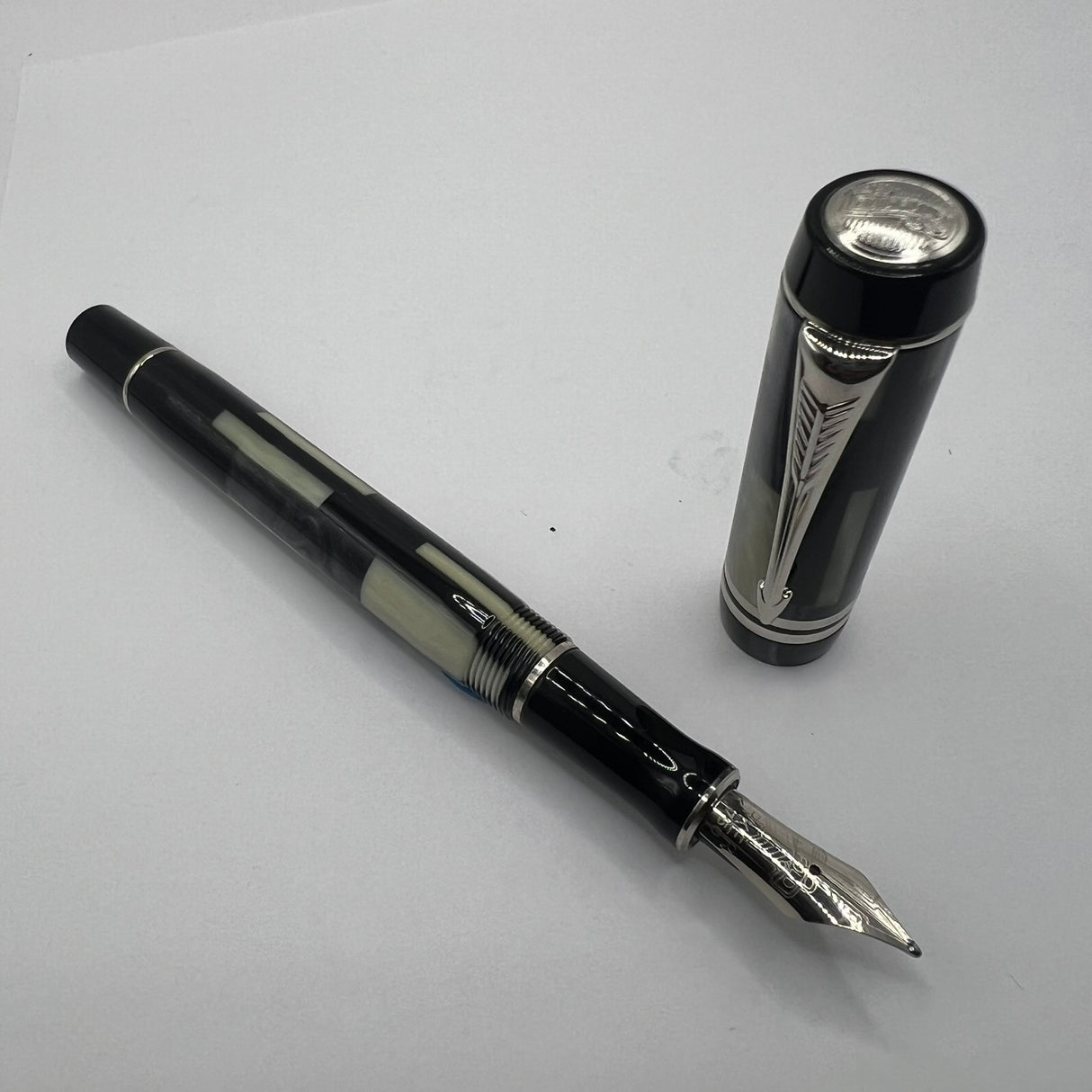 Parker Duofold Black Mosaic International Fountain Pen   -  Medium 18kt Gold Nib