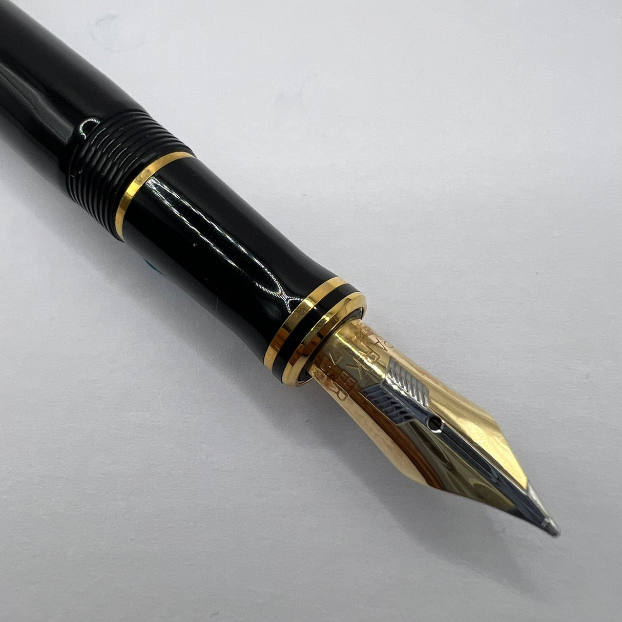 Parker Duofold International Black Fountain Pen - Medium 18kt Gold Nib
