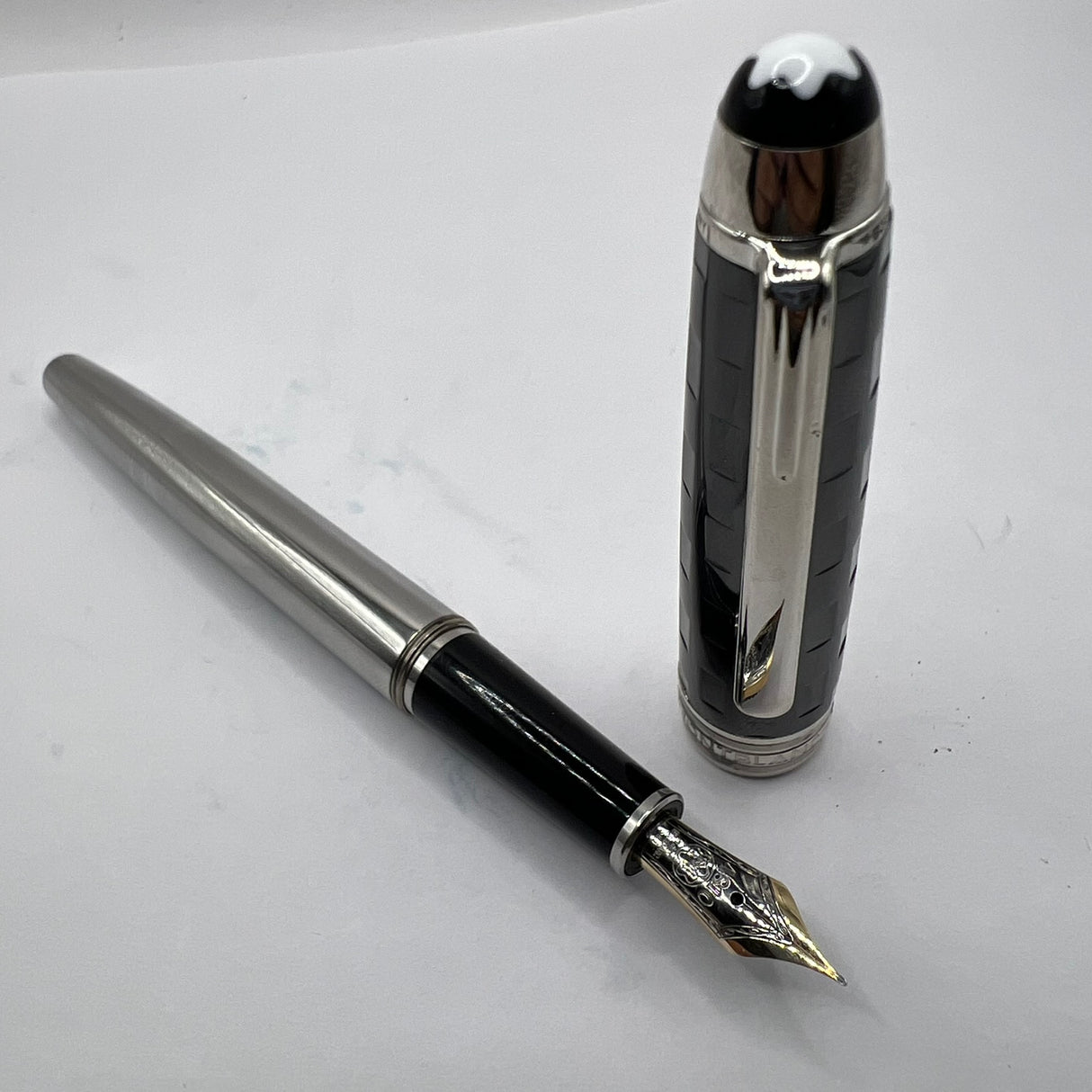 Montblanc Solitaire Ceramic Black Prisma Classique #145  Fountain Pen   -  Fine 14kt Gold Nib