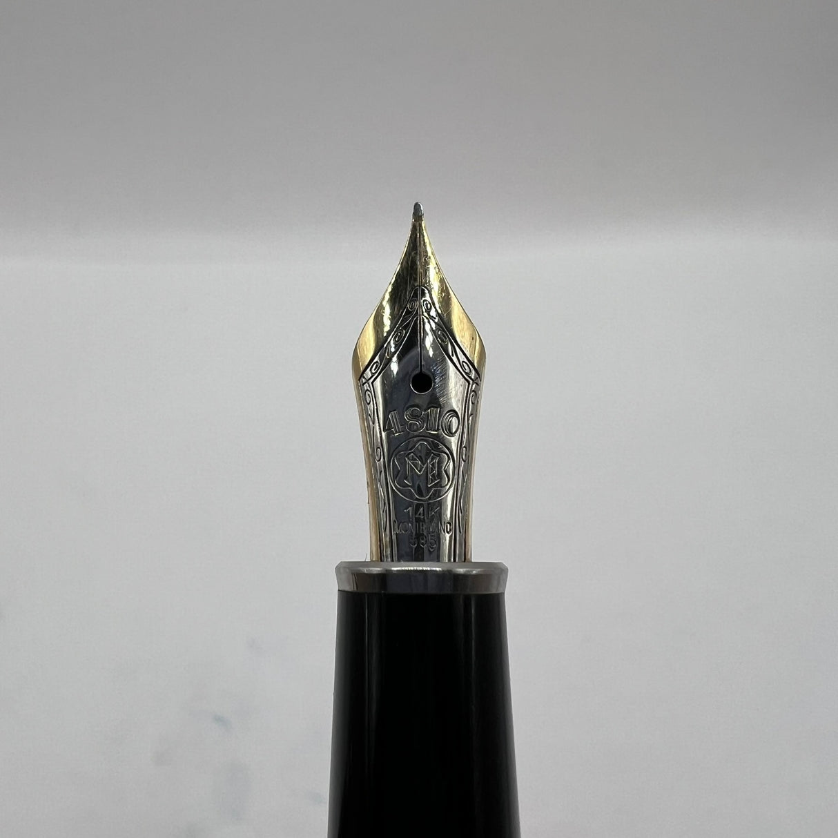 Montblanc Solitaire Ceramic Black Prisma Classique #145  Fountain Pen   -  Fine 14kt Gold Nib